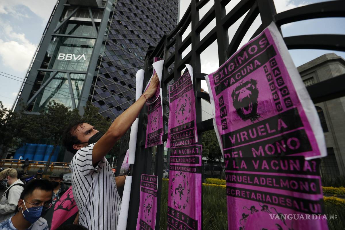 $!Un grupo de personas se manifiestan para exigir vacunas contra la viruela símica afuera de la Secretaria de Salud en Ciudad de México (México).