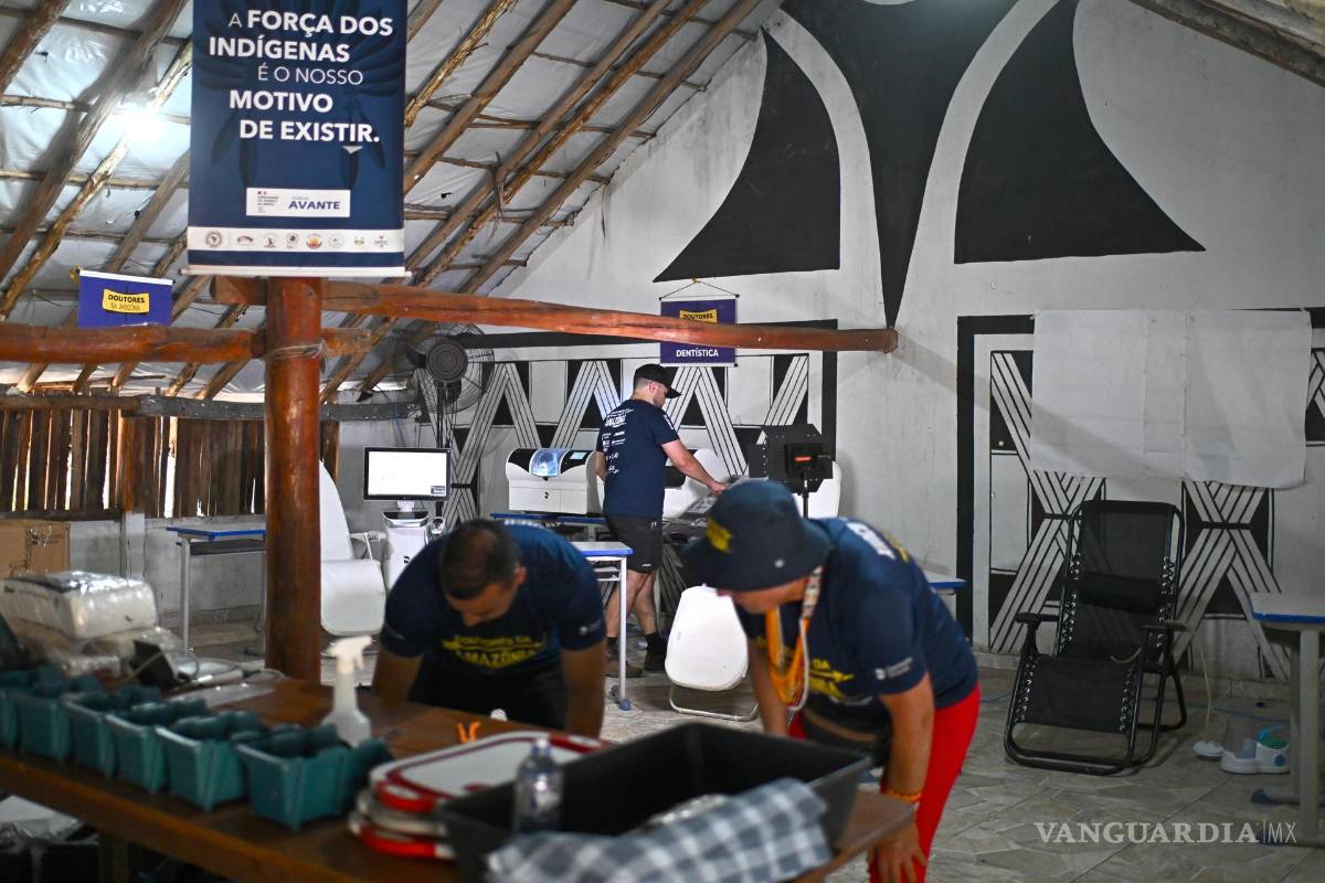 $!Odontólogos y oftalmólogos voluntarios preparan equipos médicos en una habitación el 28 de septiembre de 2025 en la Aldea Kamayurá, Brasil.