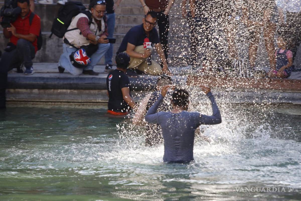 $!En punto de las 7 de la noche, el llamado baño masivo inició en el lago del paseo Santa Lucía.