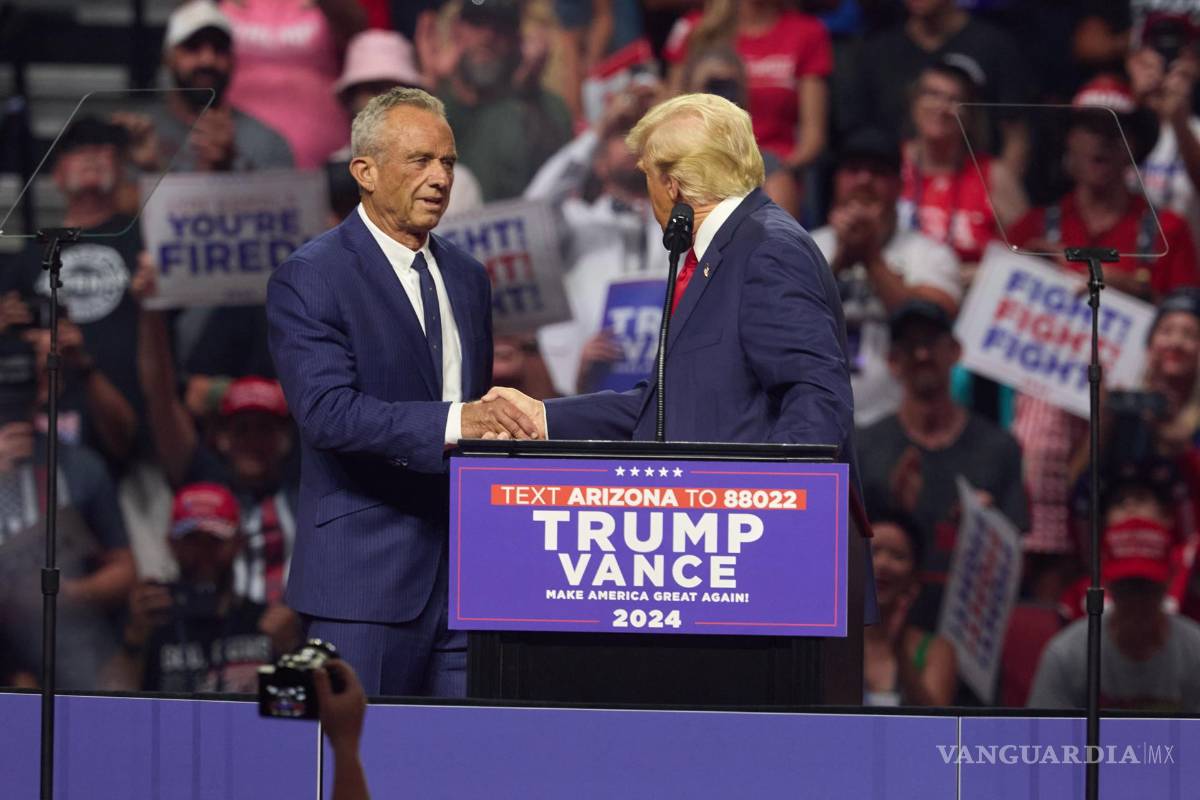 $!Robert F. Kennedy Jr. estrecha la mano con el candidato presidencial republicano Donald Trump (derecha) en un mitin en el Desert Diamond Arena en Glendale