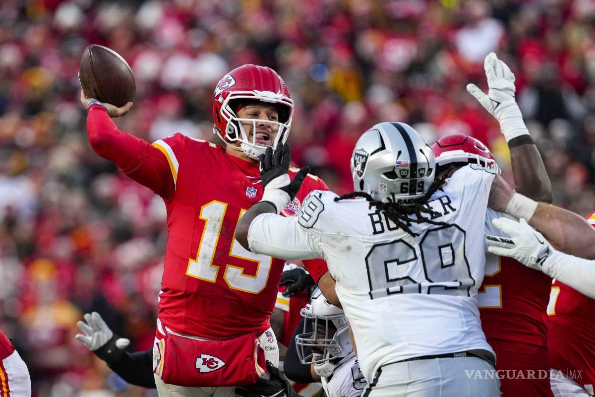 Error de los Raiders y récord histórico de Mahomes clasifican a los Chiefs a playoffs