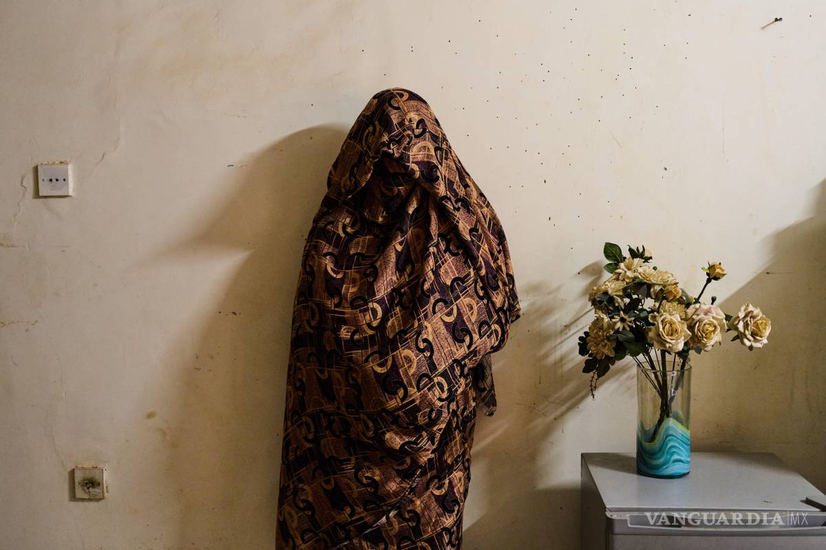 $!Una mujer de 50 años que sufrió abusos sexuales durante cuatro meses a manos de las Fuerzas de Apoyo Rápido (FAR) antes de escapar, posa para una foto después de una entrevista con The Associated Press en Omdurman, Sudán, el domingo 19 de abril de 2026.