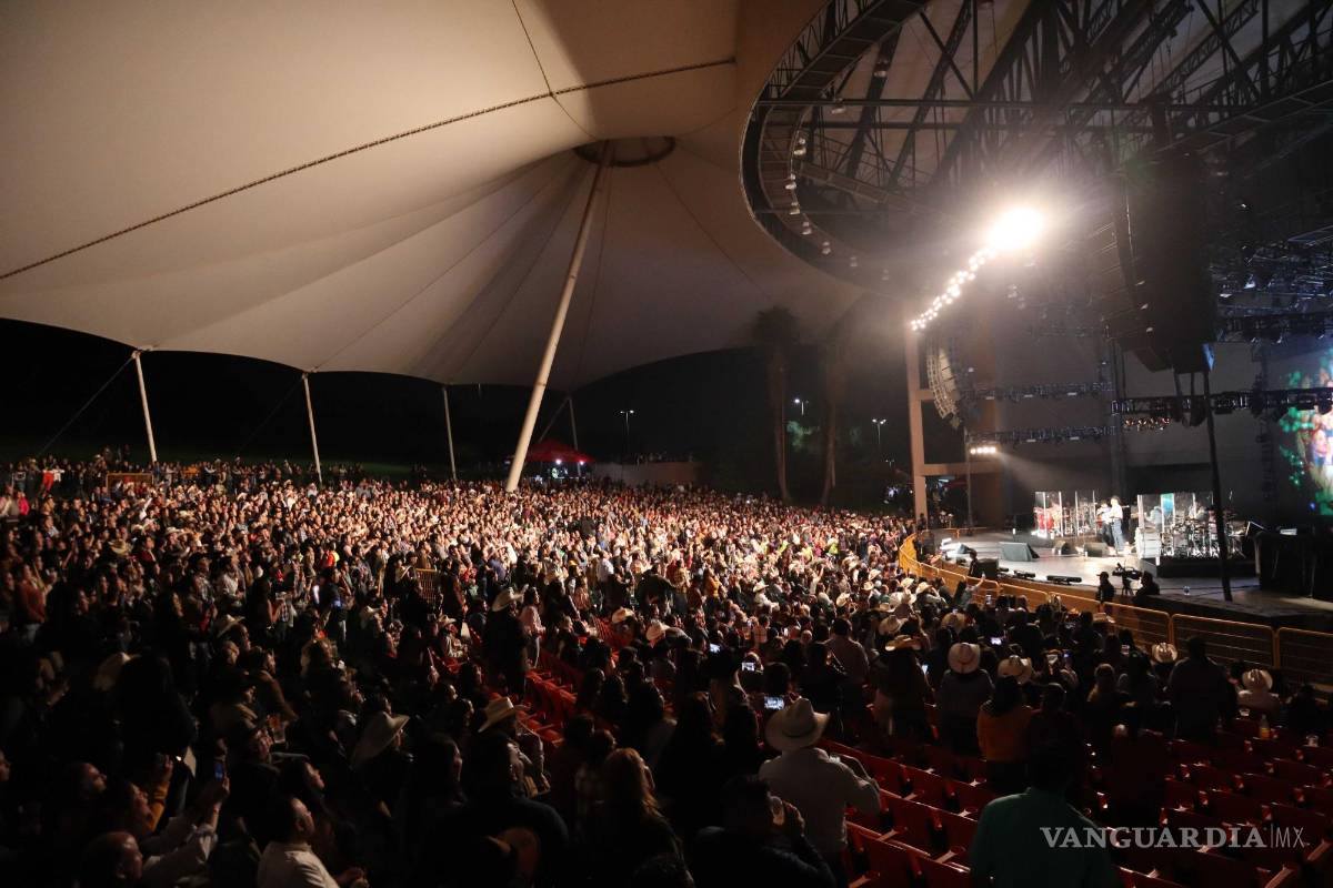 $!El auditorio lució abarrotado con los fanáticos de Intocable.