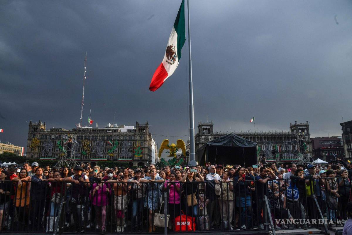 $!Decenas personas observan el festival de música Zócalo, lindo y querido. Maratón de mariachis de la Ciudad de México realizado en el zócalo capitalino.