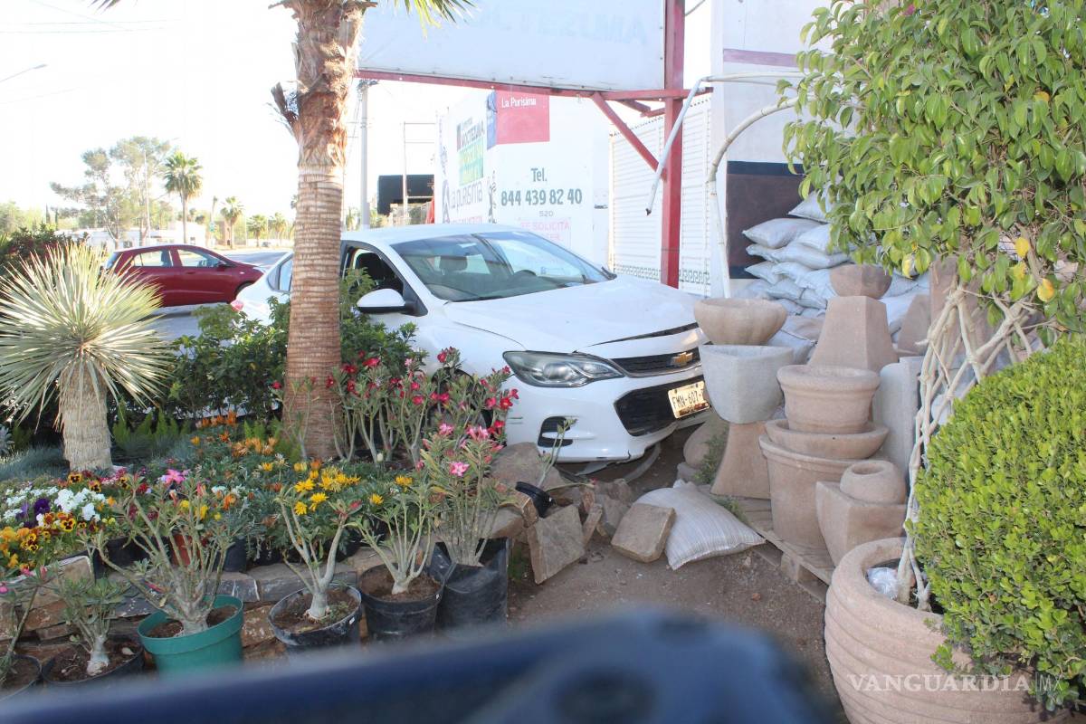 Pasa por una curva con exceso de velocidad y se estrella contra negocio de macetas en Saltillo