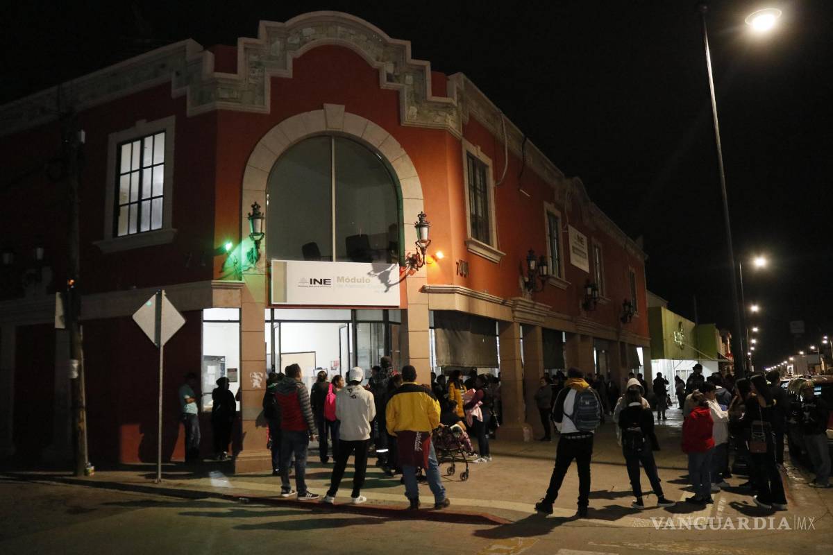 $!En los distintos módulos del INE se pudo apreciar a decenas de saltillenses.