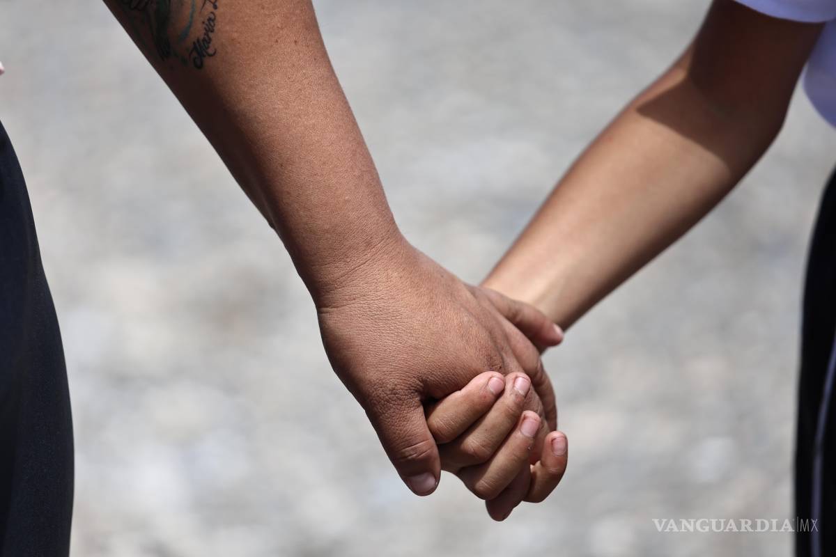 $!Día con día, de la mano caminan juntos hasta dos horas.