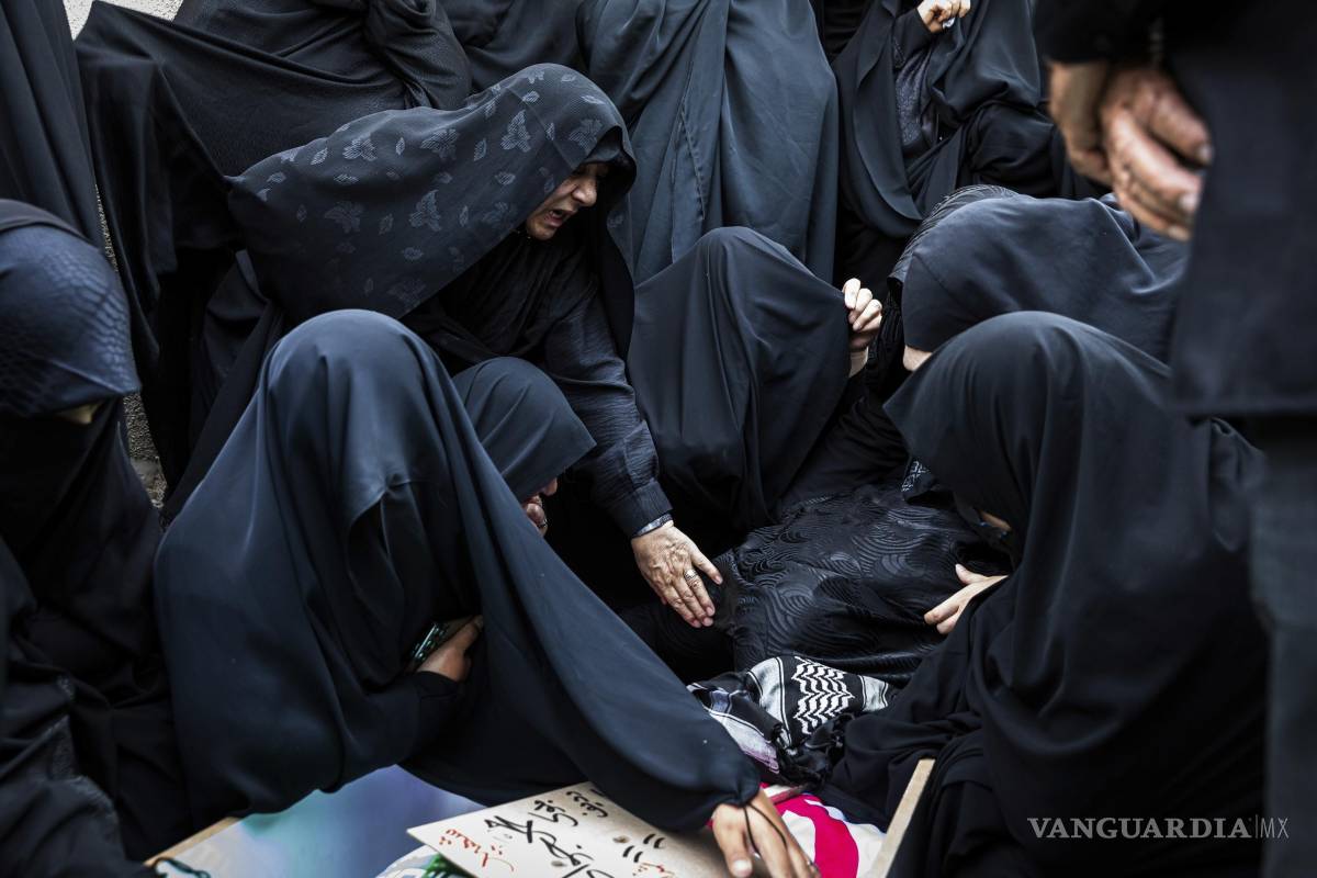 $!Las mujeres lloran el cuerpo de Mohammadi Javad Naseri, quien, según informes, murió en ataques israelíes en la ciudad de Tabriz, en el noroeste de Irán.