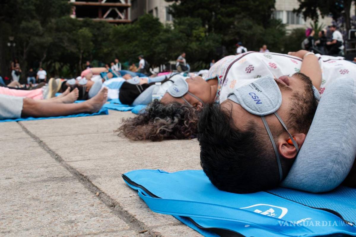 $!Aspectos de la Siesta Masiva que se realiza en las inmediaciones del Monumento a la Revolución en el marco del Día Mundial del Sueño.