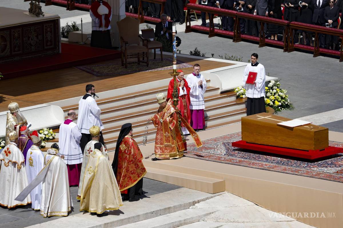 $!El féretro del difunto Papa Francisco durante la ceremonia fúnebre del pontífice en la Plaza de San Pedro de la Ciudad del Vaticano.