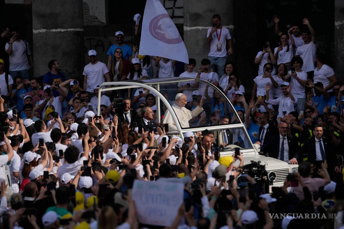 $!El papa León XIV recorre la Piazza Plebiscito en Nápoles.