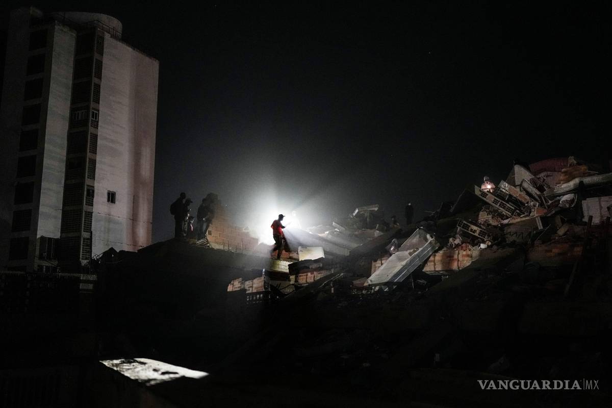 $!Residentes y rescatistas buscan entre los escombros dos días después del terremoto que sacudió La Guaira, Venezuela, el viernes 26 de junio de 2026.