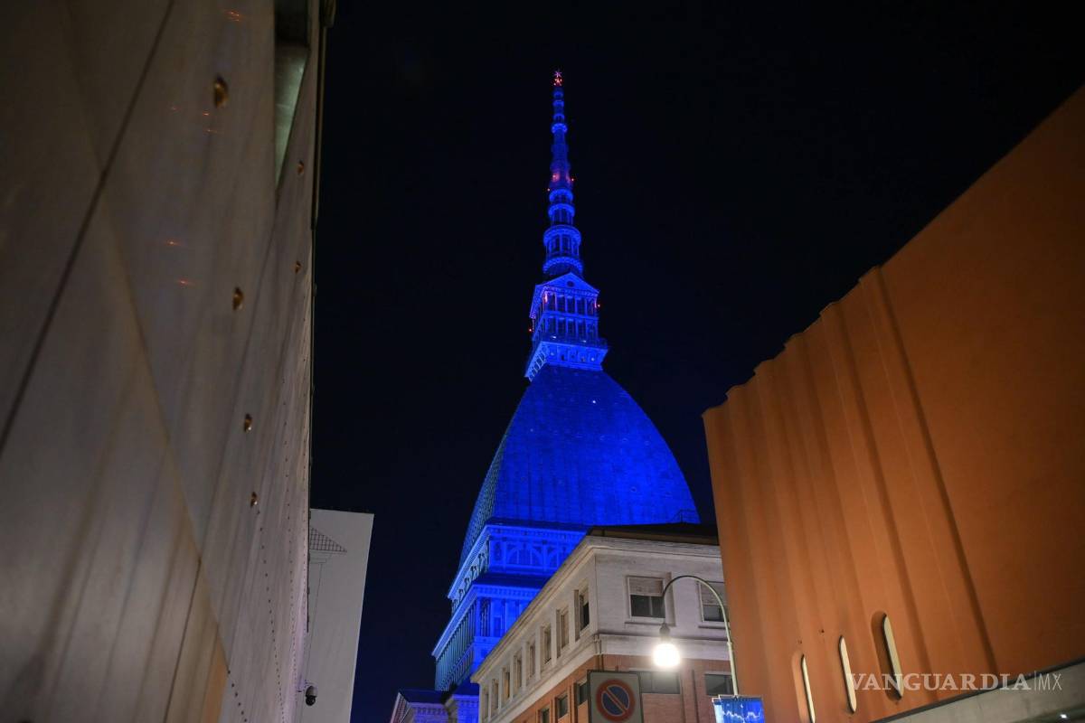 $!Los colores azul y blanco iluminaron la emblemática Mole Antonelliana de la ciudad en Turín, Italia en solidaridad con Israel.