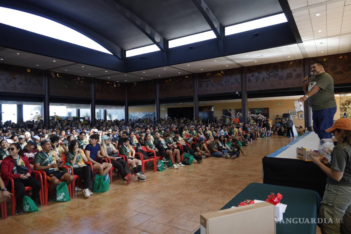 $!Voluntarios y corredores reunidos en la zona de recuperación al finalizar la carrera.