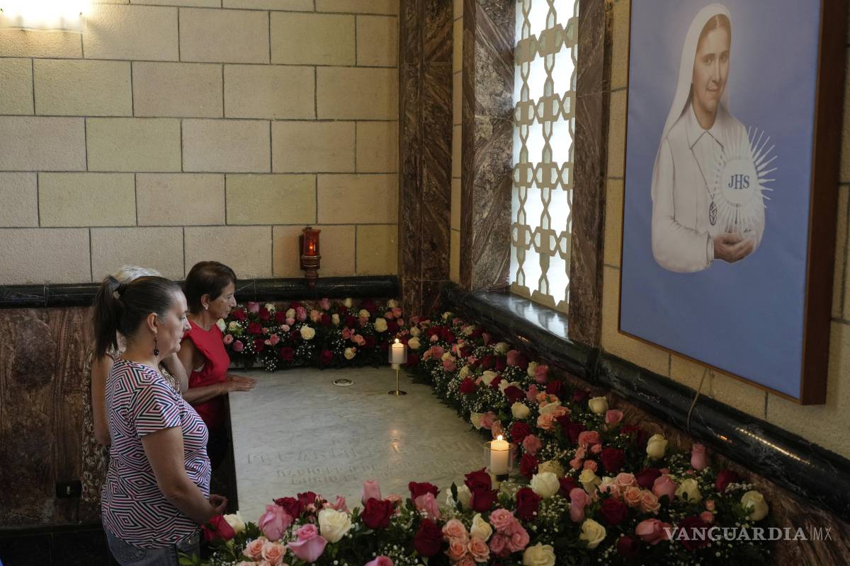 $!Varias fieles rezan junto a la tumba de la santa María Carmen Rendiles, en la escuela Belén dirigida por su congregación, en donde reposan sus restos.