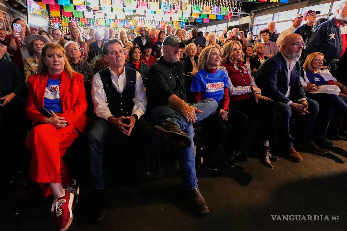 $!Personas escuchan al candidato republicano al Senado, el fiscal general de Texas Ken Paxton, en Allen, Texas