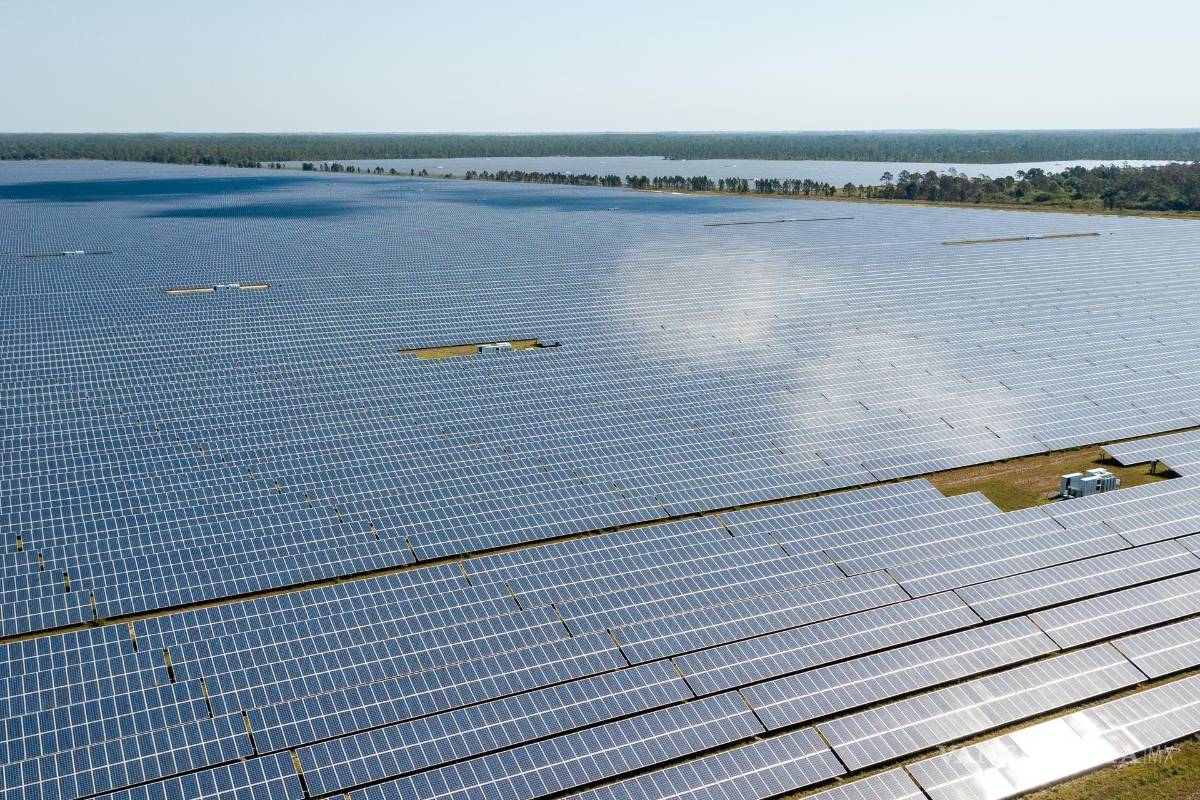 $!Vista del parque de paneles fotovoltaicos en Babcock Ranch, en Florida, este es el primer pueblo a prueba de huracanes de Estados Unidos.