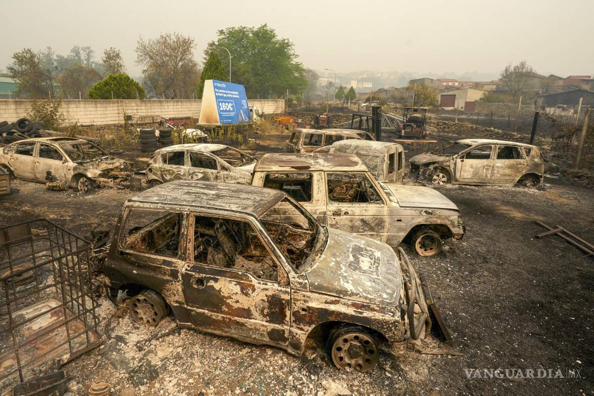 $!Varios coches calcinados en la localidad de Casavieja, Ávila España.