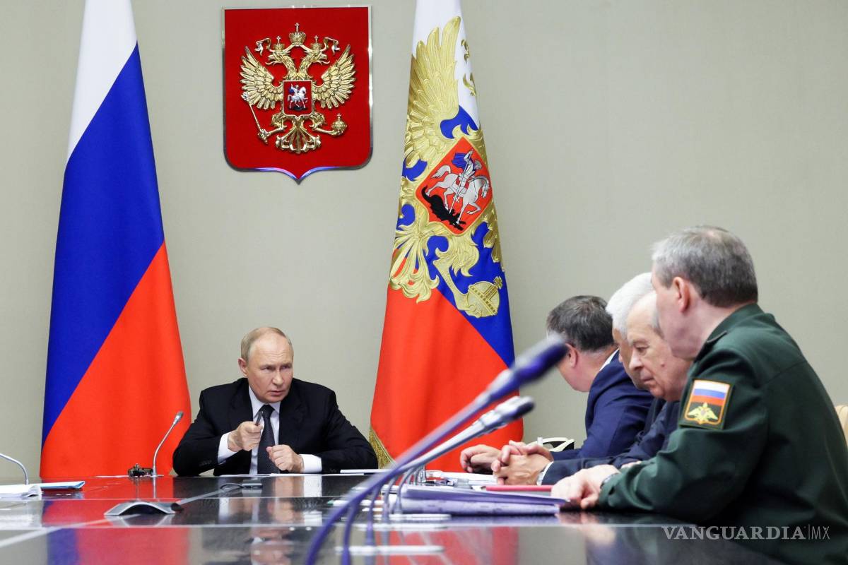 $!El presidente ruso, Vladimir Putin con miembros del Consejo de Seguridad, el Gobierno en la residencia estatal de Novo-Ogaryovo, en las afueras de Moscú.