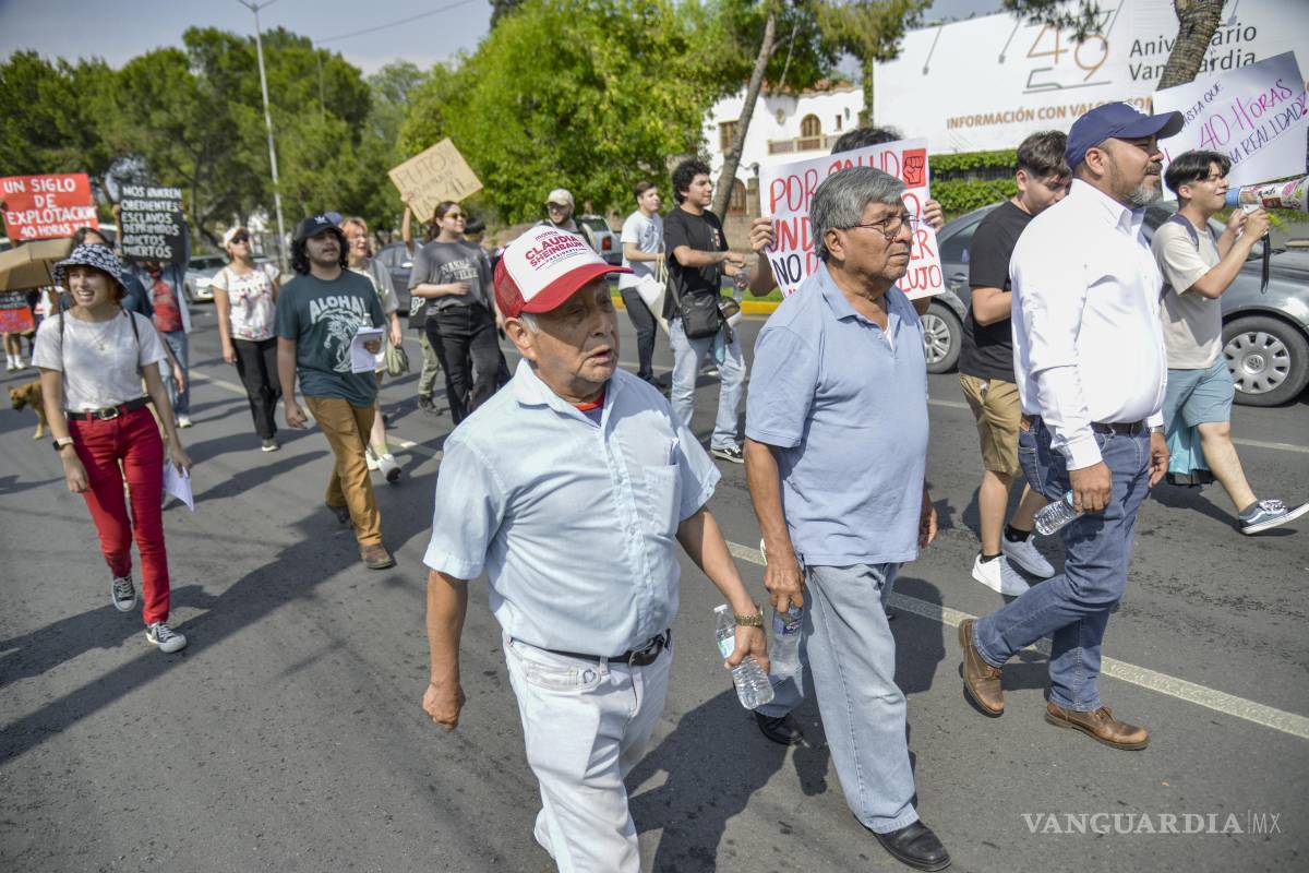 $!Manifestantes recorrieron la avenida Venustiano Carranza portando pancartas y consignas como parte del movimiento nacional “Frente por las 40 horas”, que exige una reforma laboral.