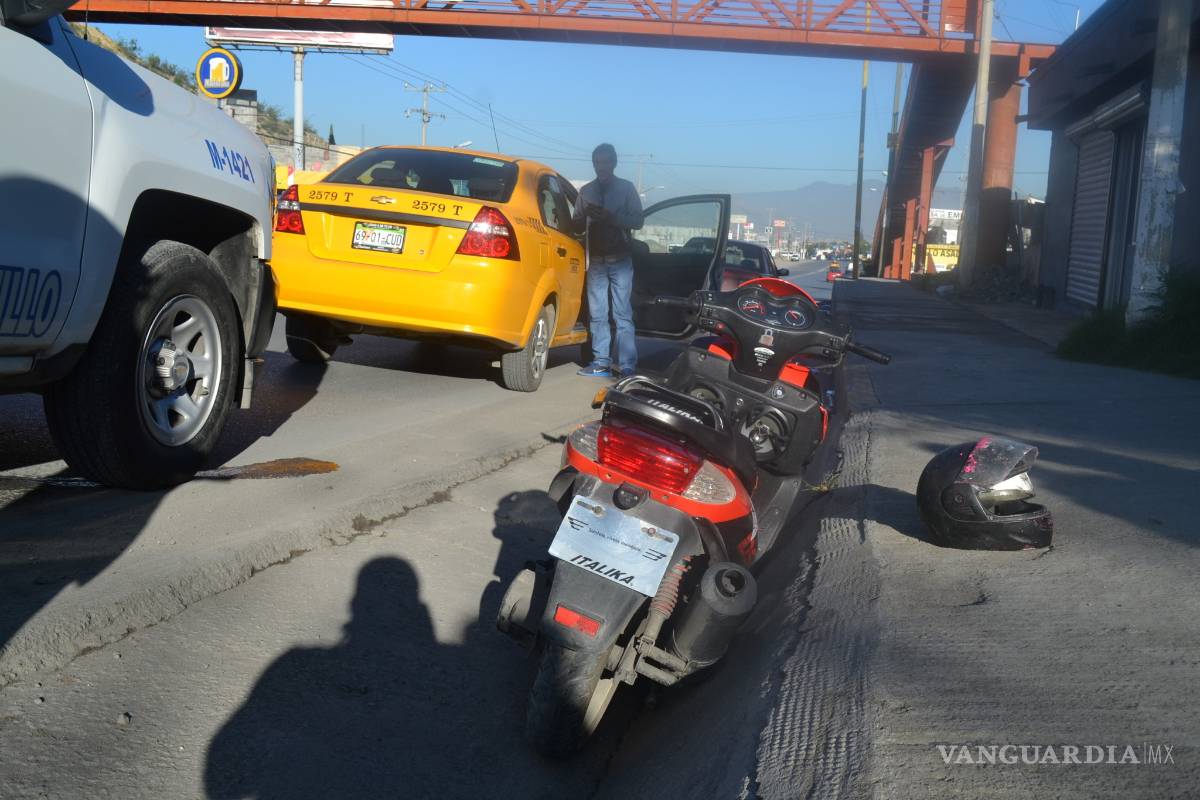 Encandila el sol a taxista y choca con motociclista