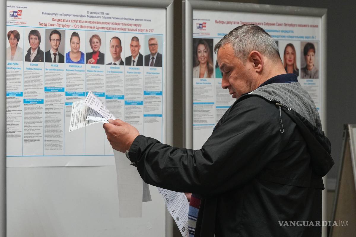 $!Un votante observa sus papeletas durante las elecciones parlamentarias en San Petersburgo, Rusia, el viernes 18 de septiembre de 2026.