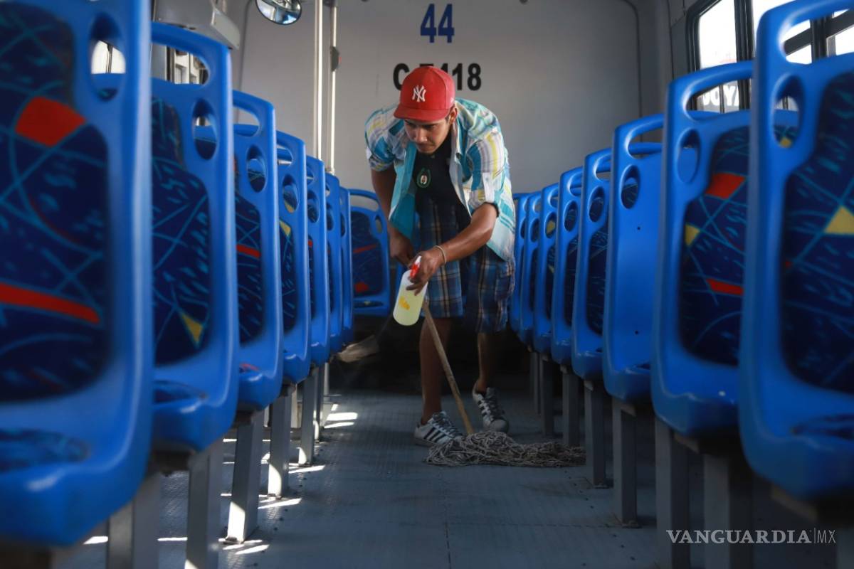$!Ayuntamiento de Torreón supervisa medidas de higiene en unidades de transporte público