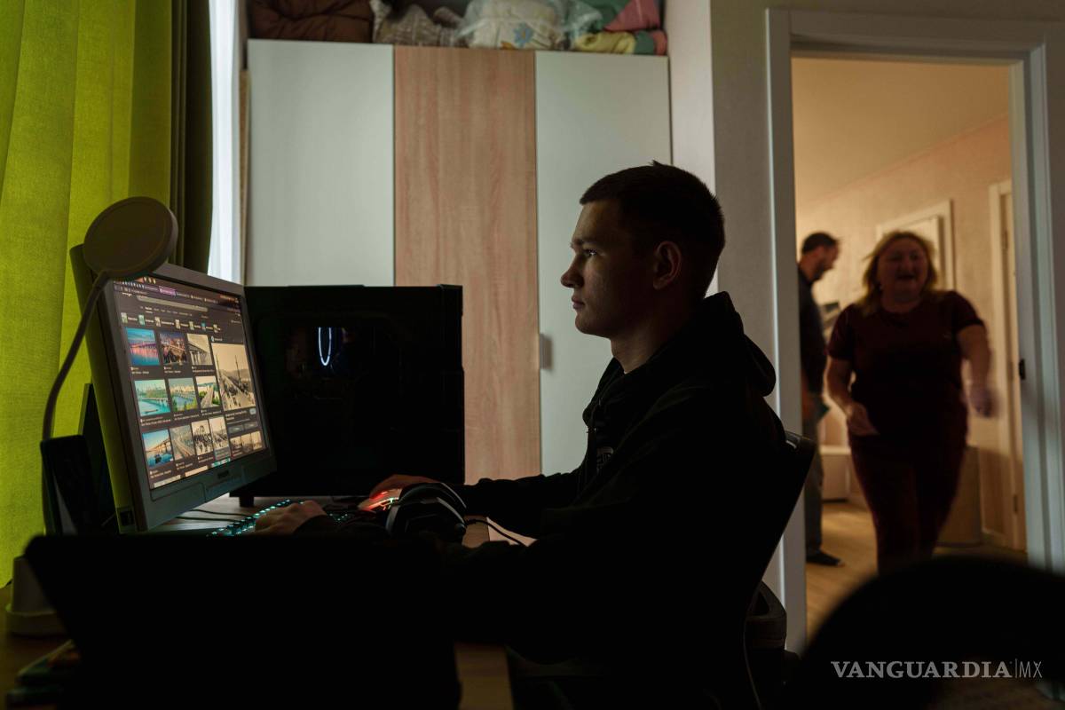 $!Mykyta Bogomol, de 16 años, trabaja en una computadora en el complejo Hansen Village donde vive en un hogar de acogida en Tarasivka, Ucrania.