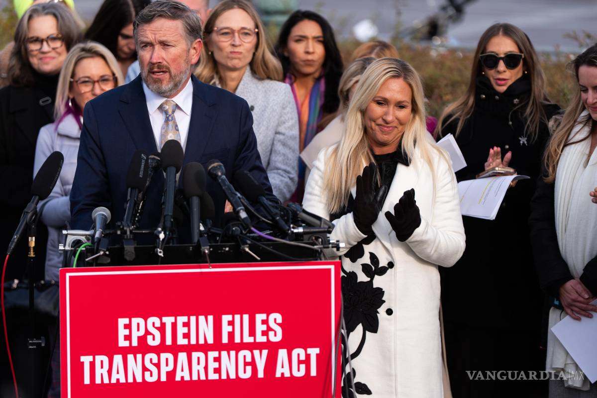 $!La representantes republicanos Marjorie Taylor Greene y Thomas Massie durante una conferencia de prensa sobre la Ley de Transparencia de los Archivos Epstein.