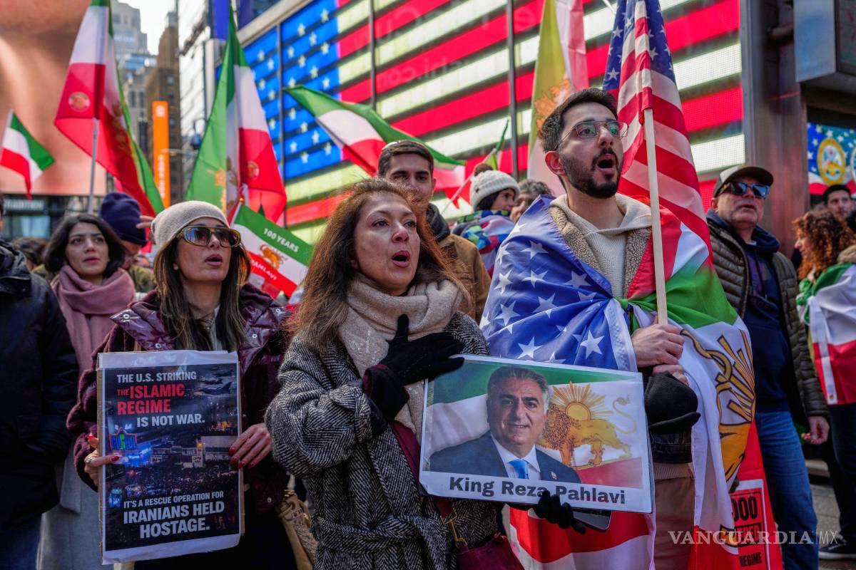 $!La gente canta durante una manifestación en respuesta a los ataques estadounidenses e israelíes contra Irán.
