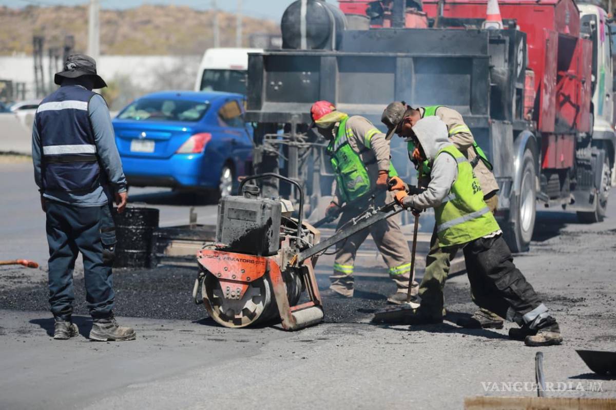 $!Cuadrillas municipales reparan tramos dañados en Misión Cerritos como parte del programa “Colonias al 100”.