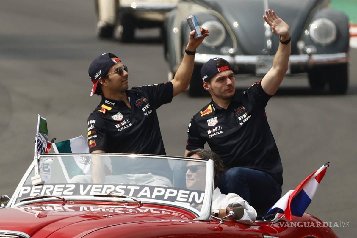 $!El mexicano Sergio Pérez (i) y el holandés Max Verstappen, pilotos de la Fórmula Uno de Ciudad de México, en el Autódromo Hermanos Rodríguez.