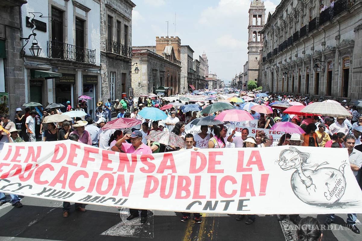 Maestros amagan con paro de labores en Nuevo León
