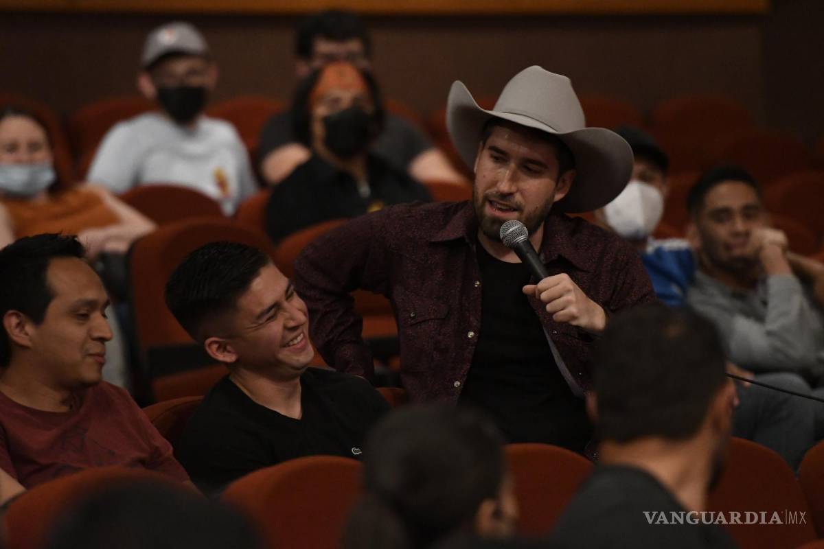 $!Cientos de personas rieron con la rutina de Alex Fernández.