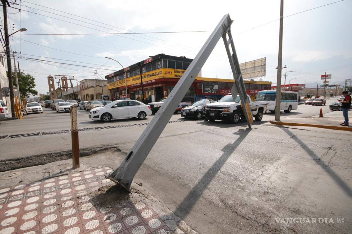 $!Fuertes vientos causan caída de un semáforo en céntrica zona de Saltillo