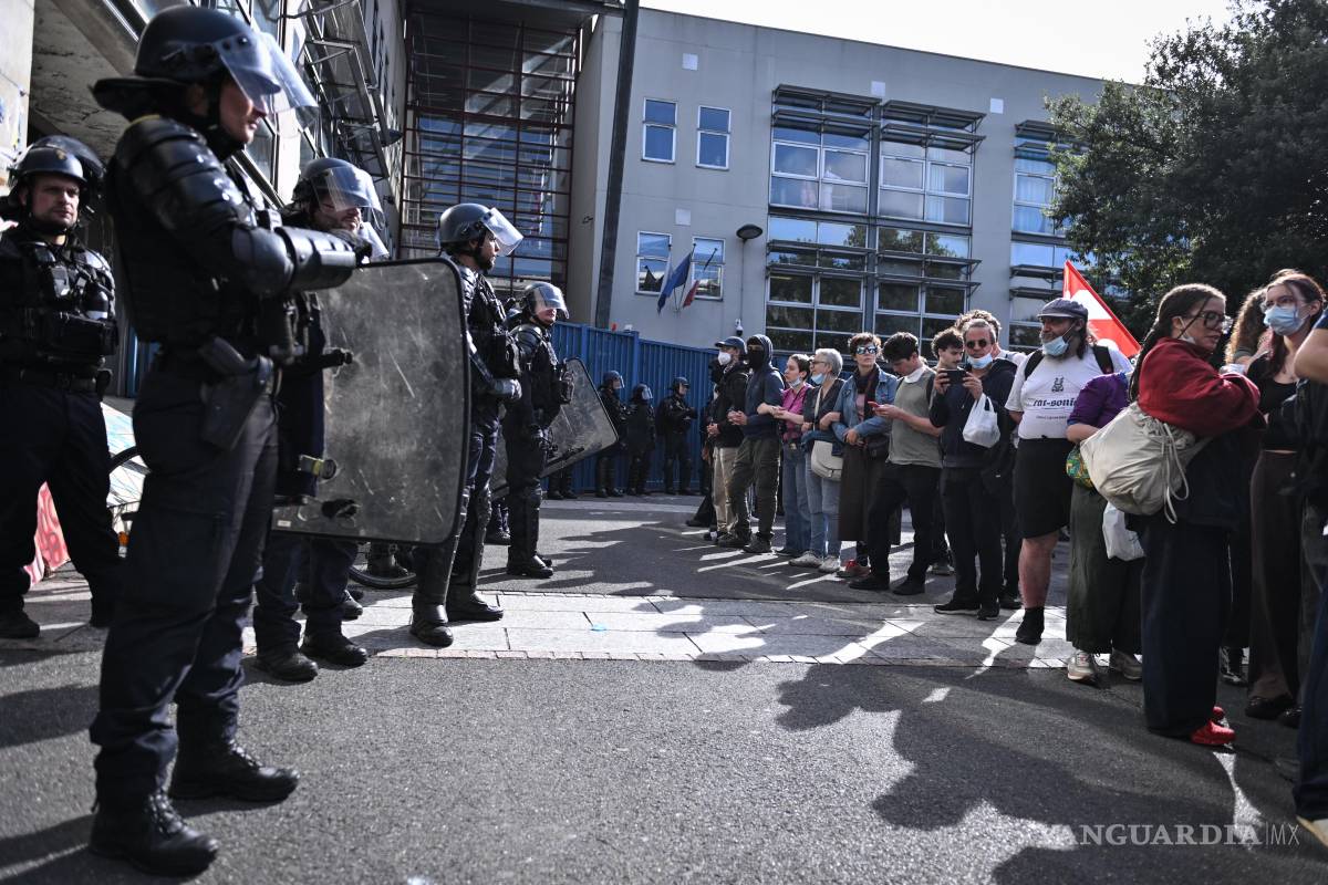 $!Estudiantes de secundaria protestan contra las condiciones educativas en Saint-Denis, al norte de París, Francia, el 1 de octubre de 2026.
