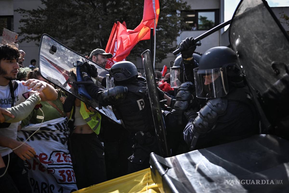 $!Se produjeron enfrentamientos entre la policía antidisturbios y manifestantes durante una protesta de estudiantes de secundaria contra las condiciones educativas en Saint-Denis, al norte de París, Francia, el 1 de octubre de 2026.
