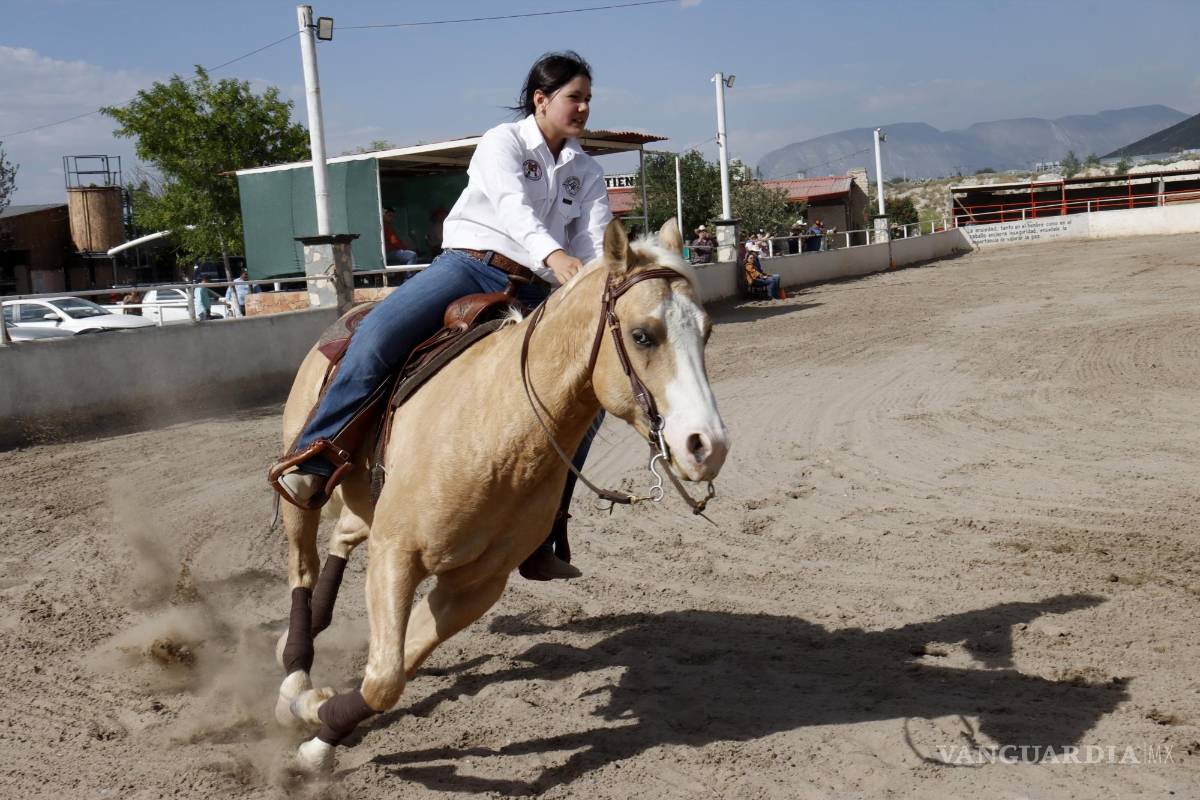 $!También se dieron cita mujeres jinetes quienes demostraron sus habilidades.