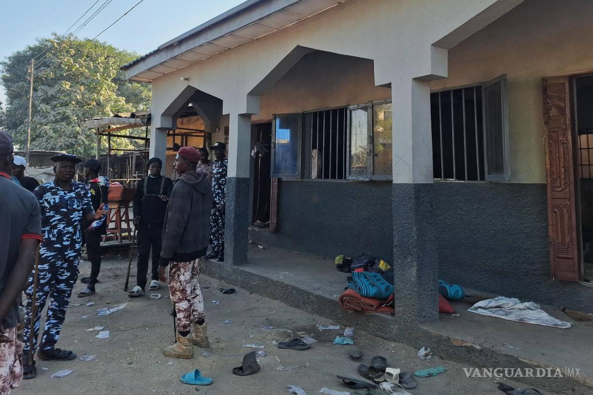 $!Personas inspeccionan la escena de una explosión mortal en una mezquita en Maiduguri, Nigeria.