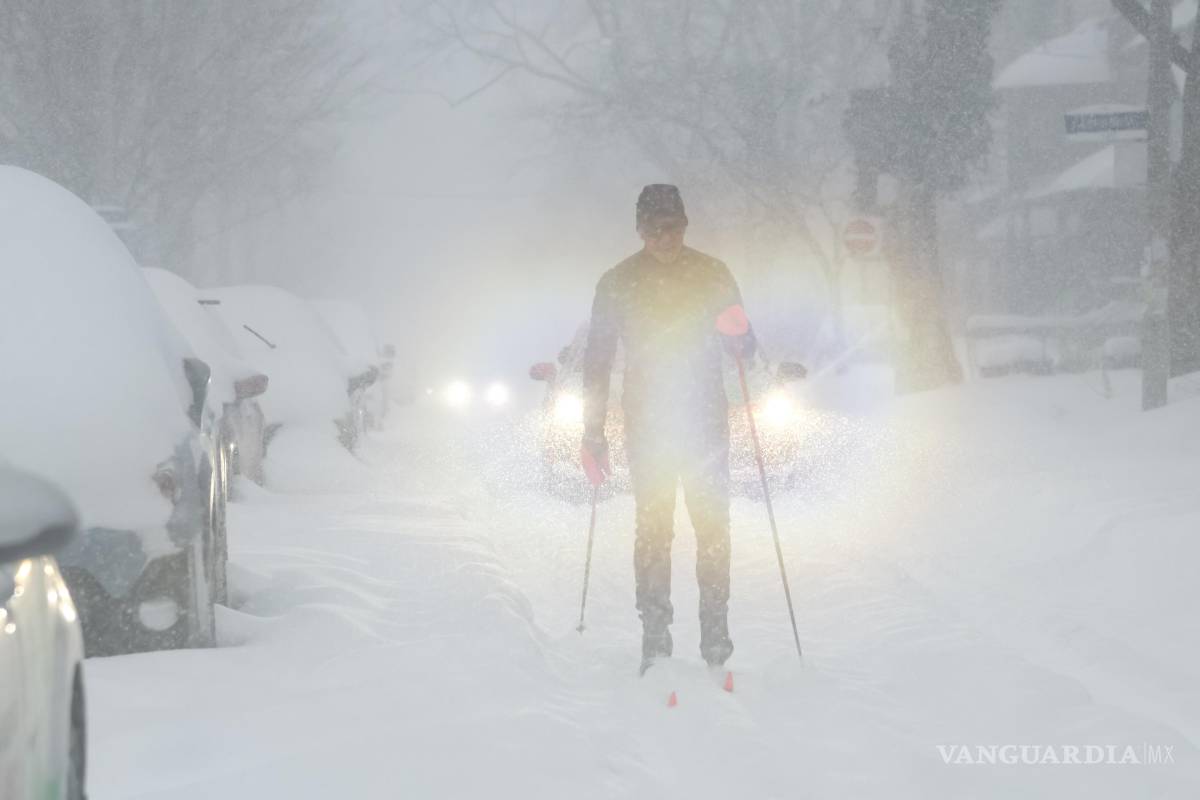 $!Una persona practica esquí de fondo en Toronto mientras una tormenta invernal avanza por la región.