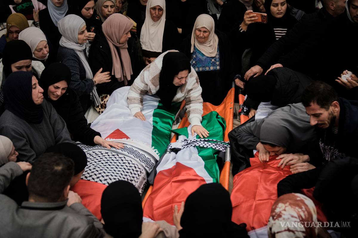 $!Palestinos lloran en el funeral de cuatro miembros de una famili asesinados en su auto por fuerzas de seguridad israelíes durante una operación militar en Tammun.