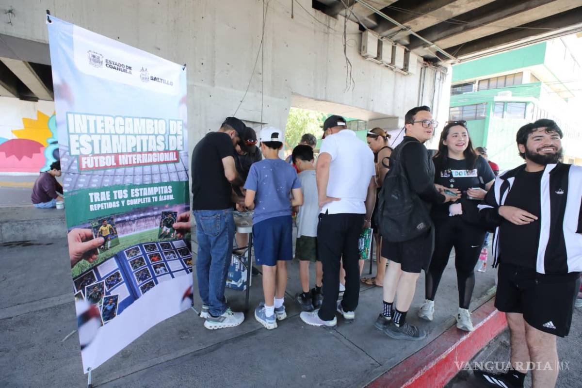 $!Las y los asistentes intercambiaron estampitas para avanzar en sus colecciones.