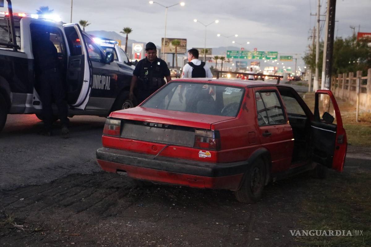 $!Padre e hijo ebrios, duermen en pleno bulevar de Saltillo