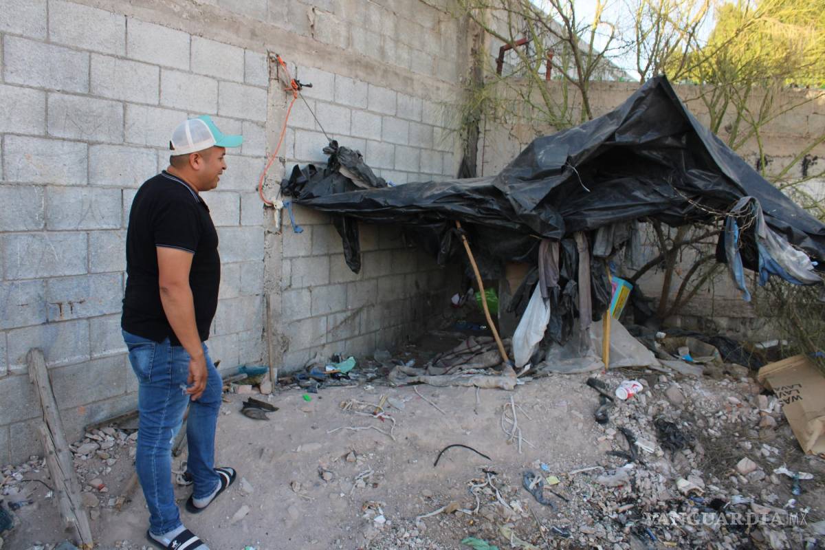 $!En la imagen, Mario Fabián de la Rosa conduce al terreno que hizo suyo ‘El Guanatos’, un lugar que antes era un campo de fútbol y en el que el chiapaneco vivió por muchos años.