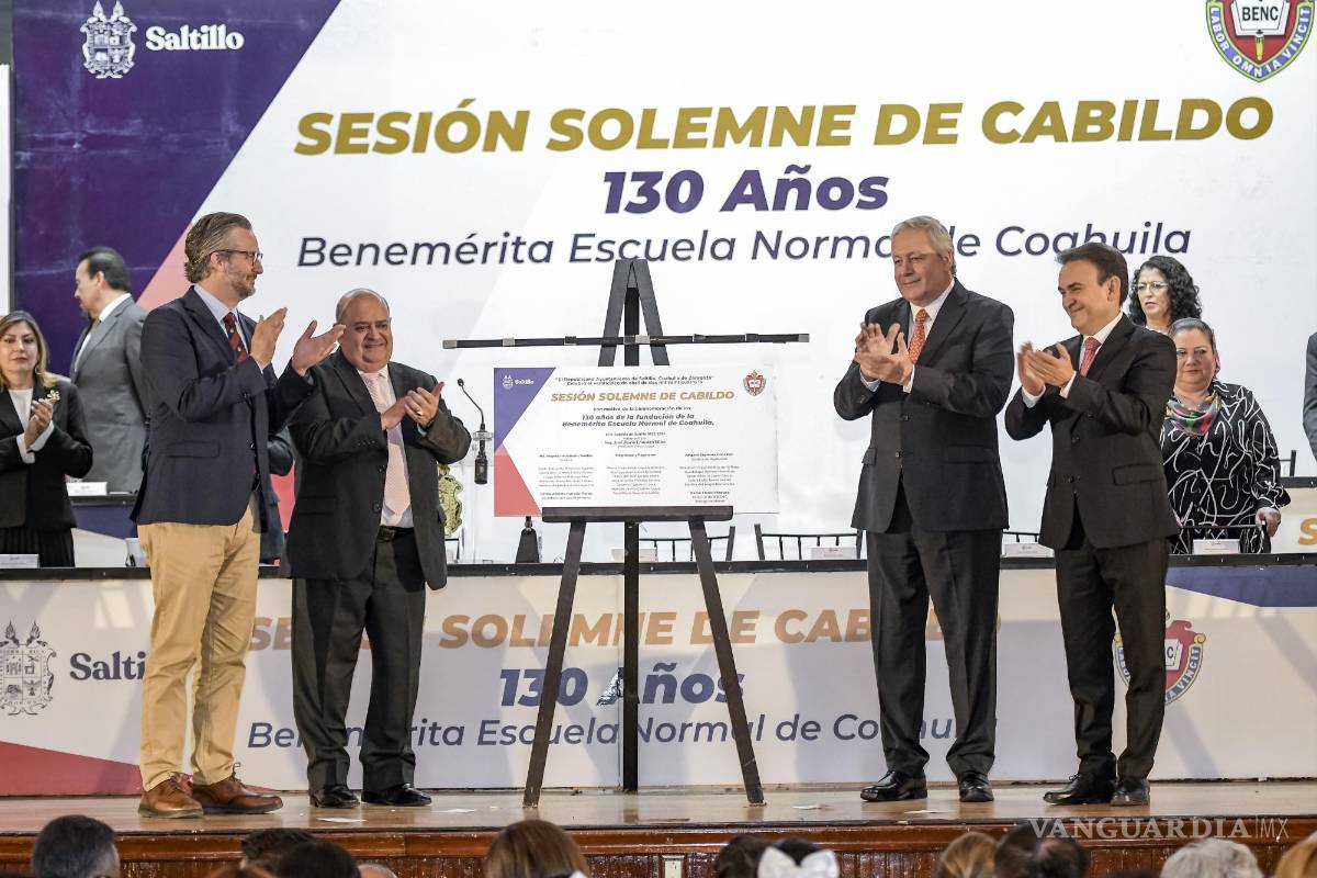 $!El alcalde y el director de la BENC develan la placa que recuerda el 130 aniversario de la institución.