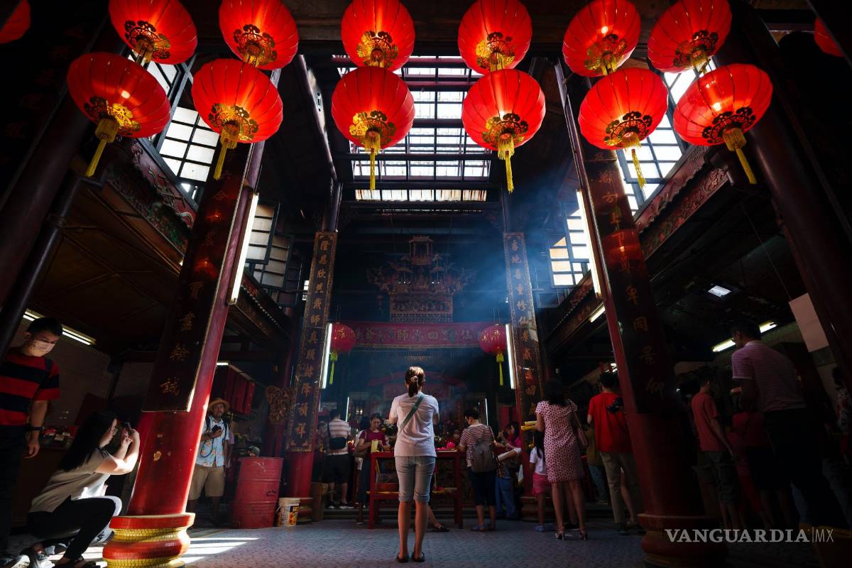 $!Malayos de etnia china rezan en el primer día del Año Nuevo Lunar en un templo en Kuala Lumpur, Malasia.