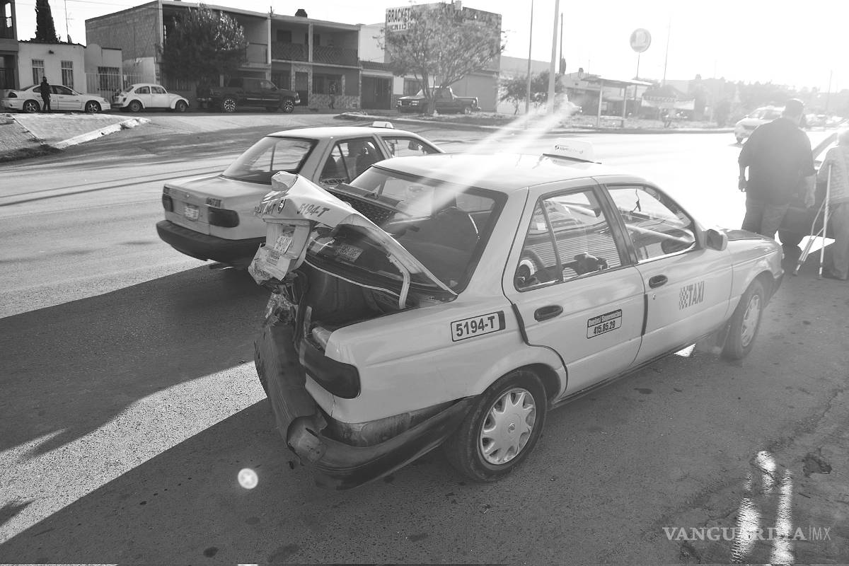 Conductor de camioneta deja daños en dos taxis en la colonia Herradura