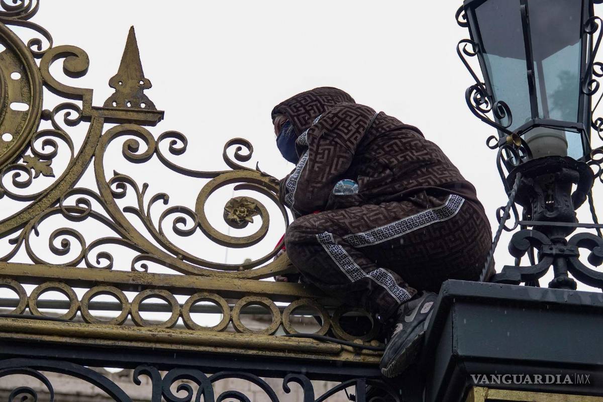 Colectivo feminista irrumpe en Secretaria de Gobernación para denunciar abuso policial a menor de edad