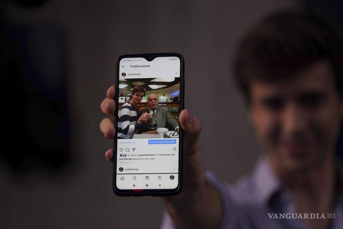 $!Javier Flores muestra una vieja foto en su celular junto a Gabriel García Márquez usando la misma corbata que Flores compró en una venta benéfica de artículos del escritor y su esposa Mercedes, en la que fue por años su casa en la Ciudad de México. AP/Fernando Llano