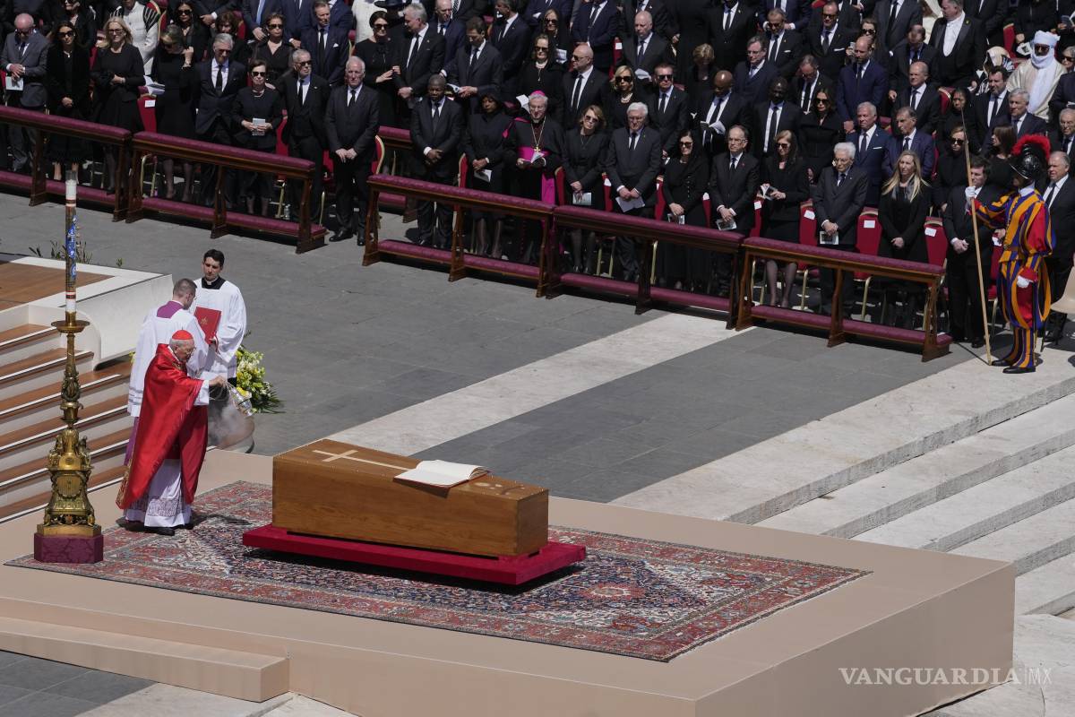 $!El decano del Colegio Cardenalicio vaticano, Giovanni Battista Re, esparce incienso sobre el ataúd del papa Francisco durante su funeral, en la Plaza de San Pedro.